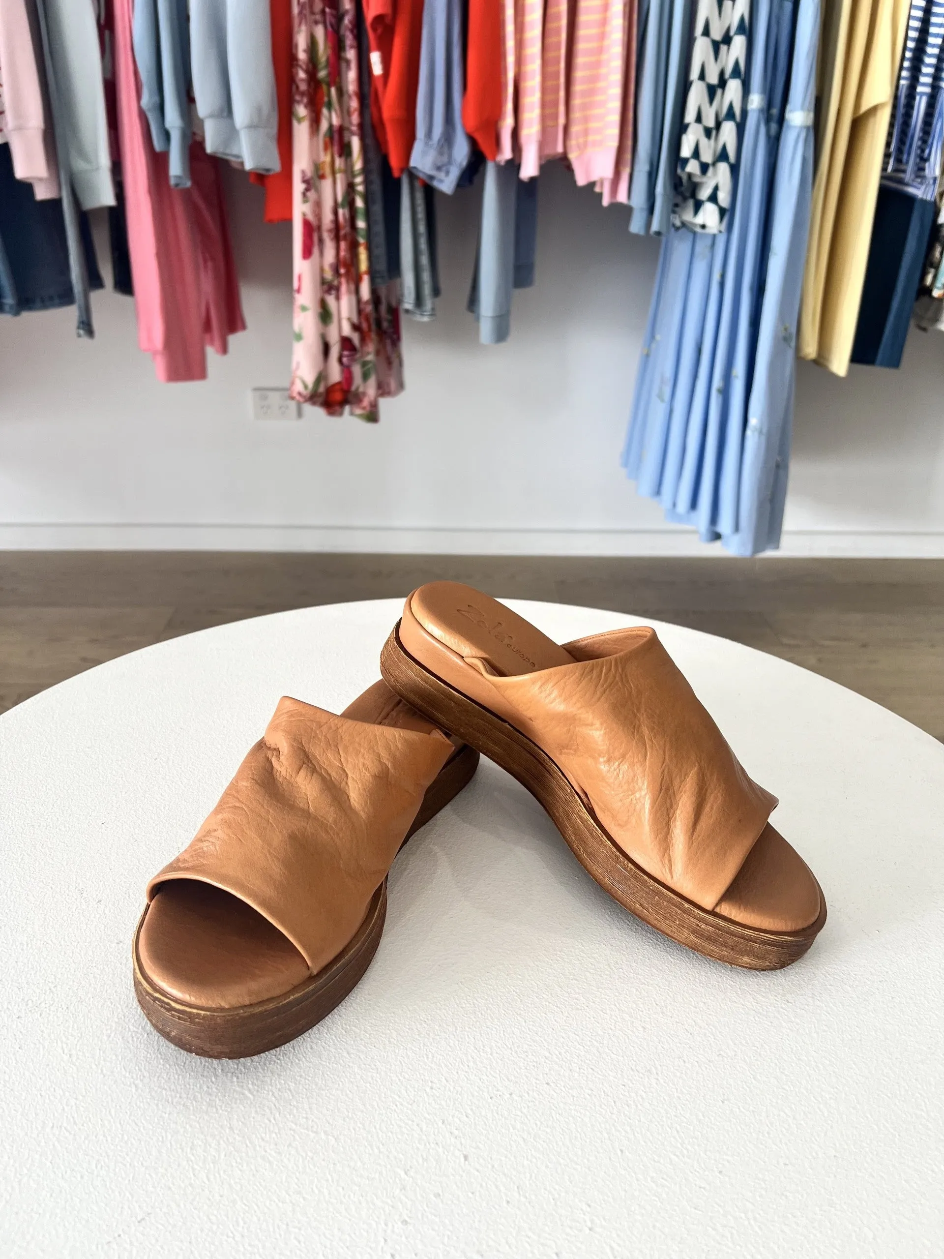 HOLLYN LEATHER SLIDE || TAN