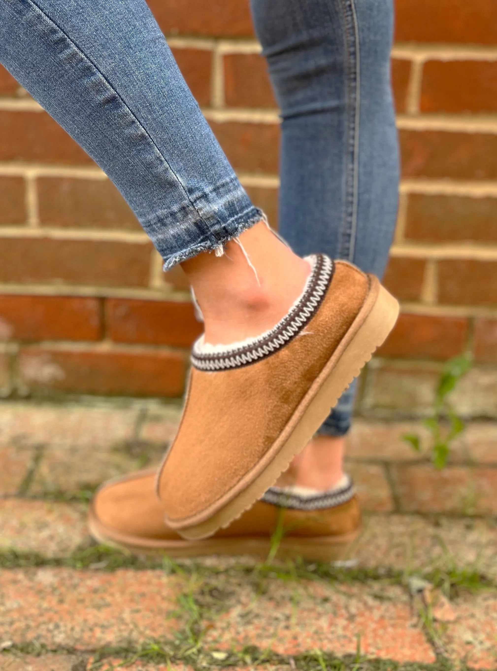 Kelly: Embroided Faux Fur Lined Mule Slippers - Chestnut