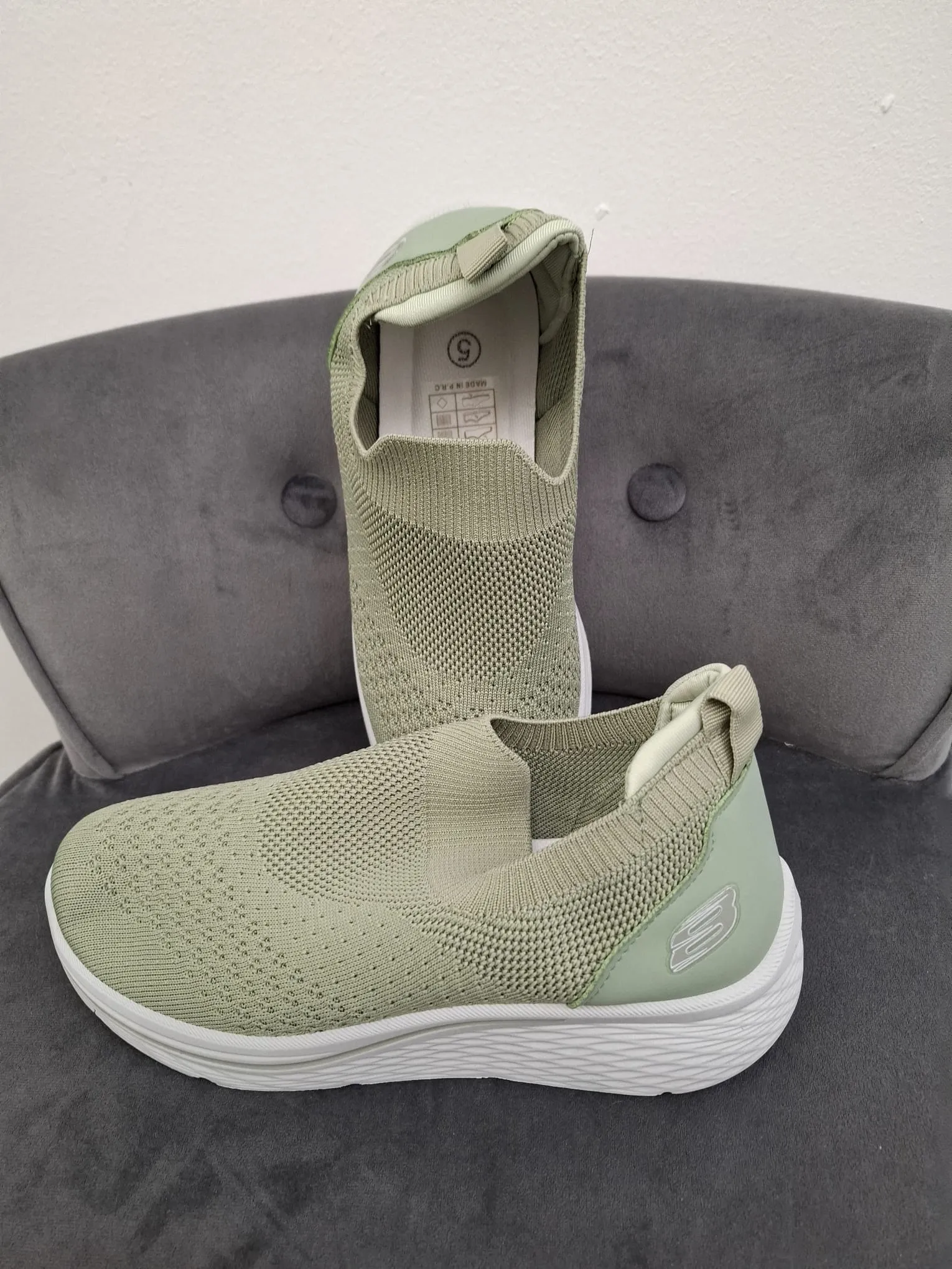 Soft Plain Trainer (606)